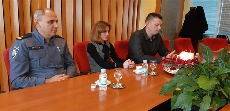 Slika /PU_ZG/slike/PUZ/2019/PROSINAC/duje u vukovaru/20191211_120453.jpg
